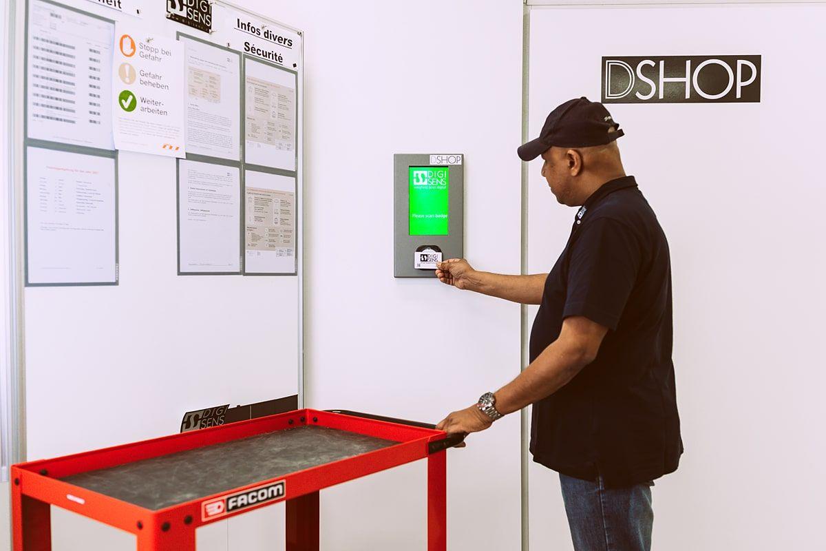 Ansatt bruker RFID-kort for å få tilgang til DShop lagersystem