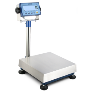 Robust plattformvekt i lakkert stål med rustfri veieplate, kapasiteter fra 6 kg til 600 kg, og LCD-display med bakgrunnsbelysning.