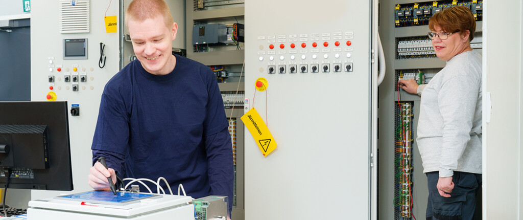a Tamtron expert ensures the smooth running of the customer's modernization project.